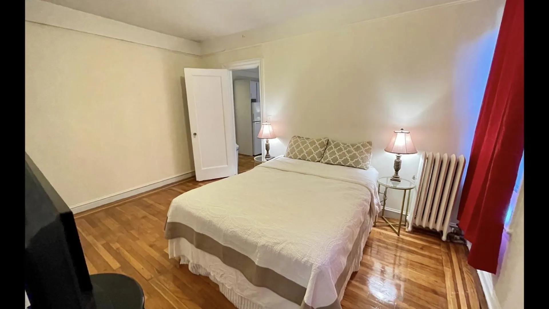 One Bedroom By Month Next To Bronx Zoo New York